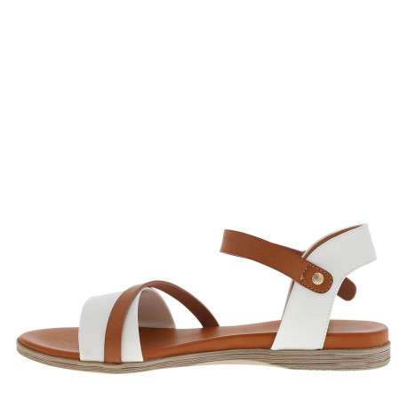 Nu-pieds blancs à talon plat avec une fermeture à boucle à ardillon
