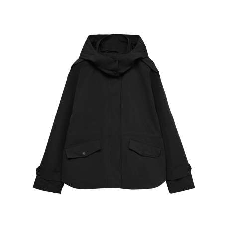 Parka noire à coupe ajustée pourvue d'un col à capuche boutonné