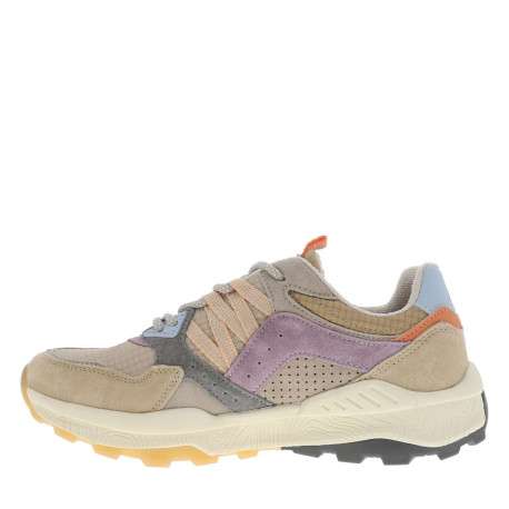 Baskets running beiges en cuir avec un talon plat et des lacets