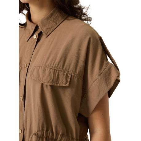 Chemisier taupe uni pourvu d'un col chemise et de manches courtes - Image 5