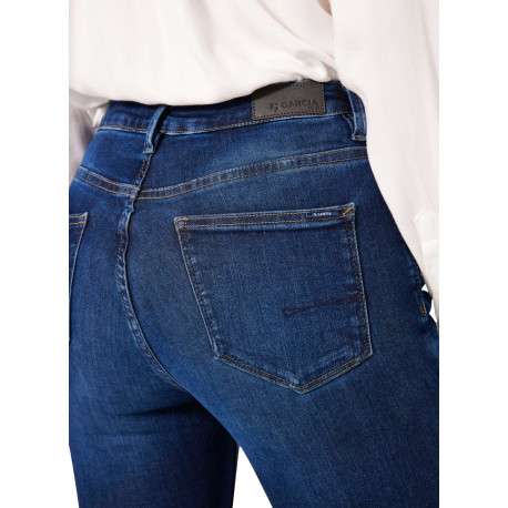 Jean en coton indigo uni pourvu de multiples poches et d'une coupe slim - Image 5