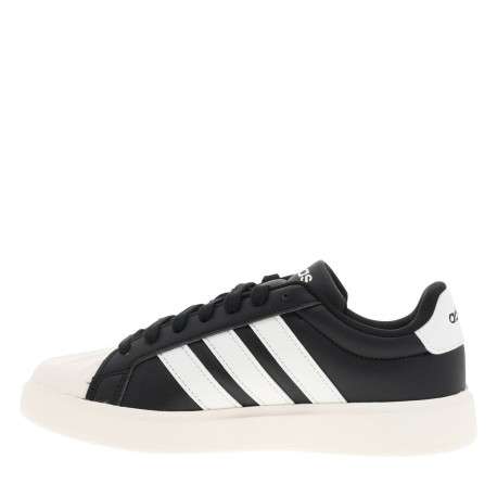 Baskets tennis noires et blanches avec un talon plat et des lacets
