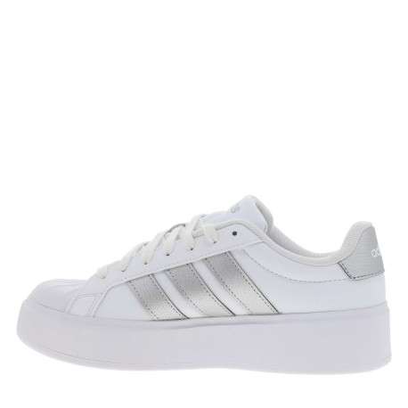 Baskets tennis blanches à talon plat avec des lacets et logo argenté
