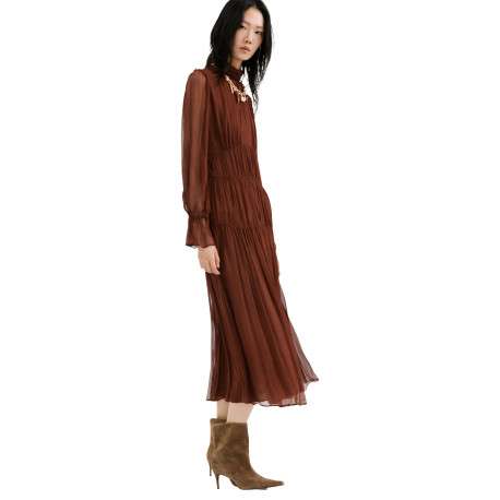 Robe longue chocolat unie pourvue d'une coupe droite et d'un col montant - Image 4