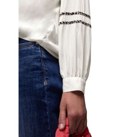 Blouse blanche unie pourvue d'une coupe droite et de manches longues - Image 7