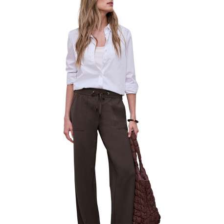 Pantalon chino marron uni pourvu d'une coupe bootcut et de multiples poches - Image 7