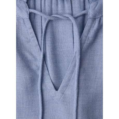 Blouse bleue unie pourvue d'un col tunisien et de manches longues - Image 2