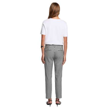 Pantalon chino noir à coupe slim pourvu d'une fermeture boutonnée - Image 4