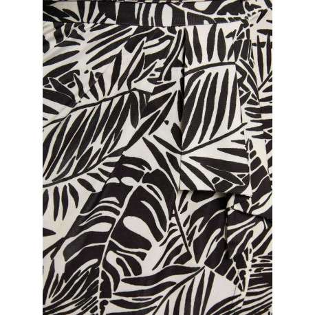 Robe courte noire et blanche pourvue d'un col v croisé et de manches courtes - Image 2