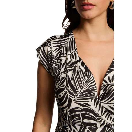 Robe courte noire et blanche pourvue d'un col v croisé et de manches courtes - Image 6