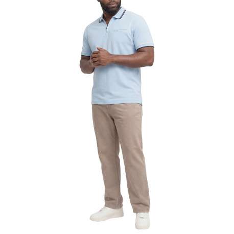 Polo ciel uni avec une coupe droite, un col zippé et des manches courtes