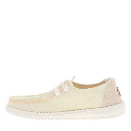 Mocassins beiges avec un talon plat et une fermeture à slip-on