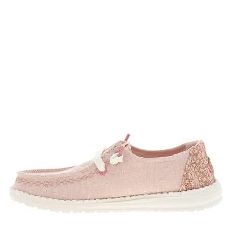 Mocassins roses avec un talon plat et une fermeture à slip-on