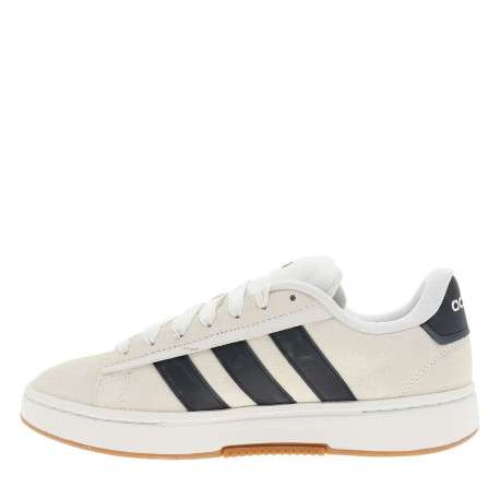Baskets tennis blanches en cuir avec un talon plat et des lacets