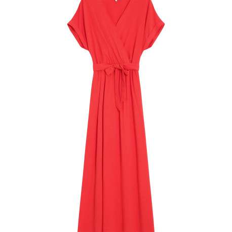 Robe longue rouge unie avec une coupe fluide et un col V croisé