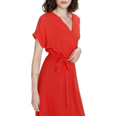 Robe longue rouge unie avec une coupe fluide et un col V croisé - Image 4