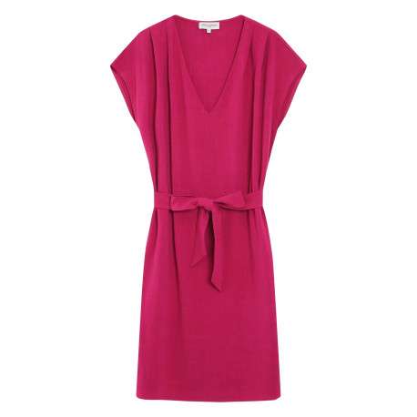 Robe courte rose unie avec une coupe droite et des manches courtes