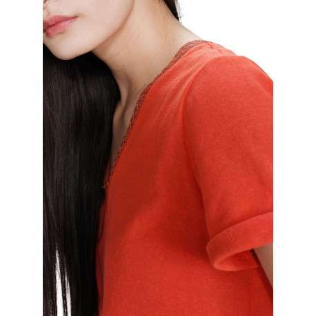 T-shirt en coton mélangé rouge uni avec une coupe droite et un col v - Image 5