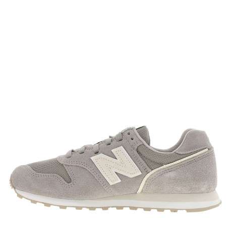 Baskets taupe à talon plat avec un patch de la marque à la languette