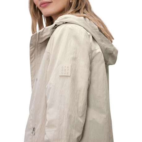 Veste imperméable beige unie pourvue d'une capuche et de manches longues - Image 6