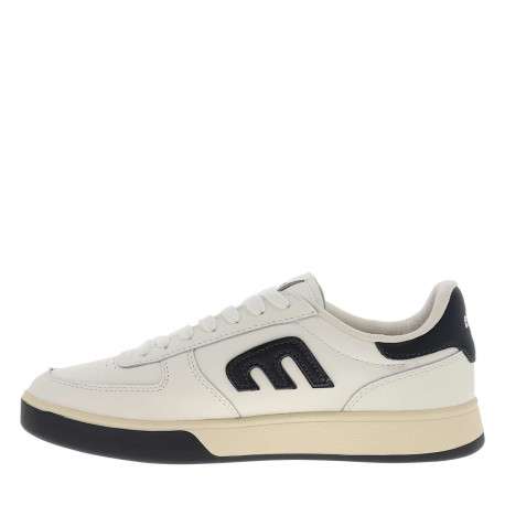 Baskets skate en cuir blanches avec un talon plat et des lacets