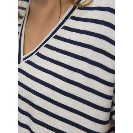 T-shirt blanc rayé avec une coupe droite à col v et des manches courtes - Image 2