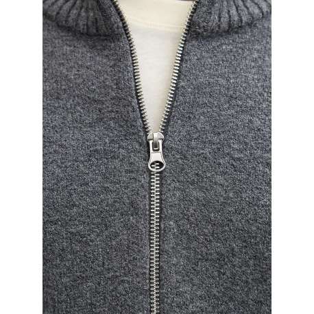 Pull anthracite uni en maille fine avec un col camionneur et des manches longues - Image 2