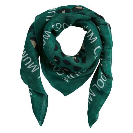 Foulard vert orné d'un motif animalier et pourvu d'inscriptions blanches