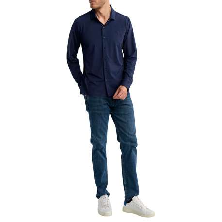 Chemise marine unie pourvue d'un col français et d'une coupe slim