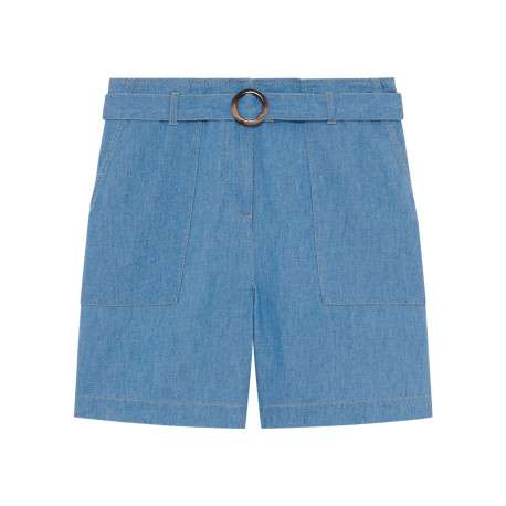 Short bleu à coupe ample pourvu d'une ceinture ajustable à la taille
