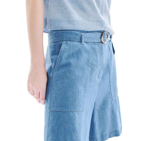 Short bleu à coupe ample pourvu d'une ceinture ajustable à la taille - Image 4
