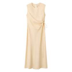 Robe longue beige unie sans manche pourvue d'une coupe évasée