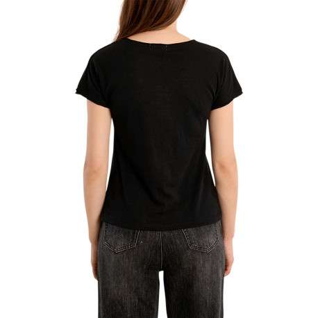 T-shirt noir uni pourvu d'un col v et d'un coeur brodé sur la poitrine - Image 2