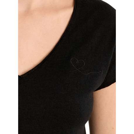T-shirt noir uni pourvu d'un col v et d'un coeur brodé sur la poitrine - Image 5