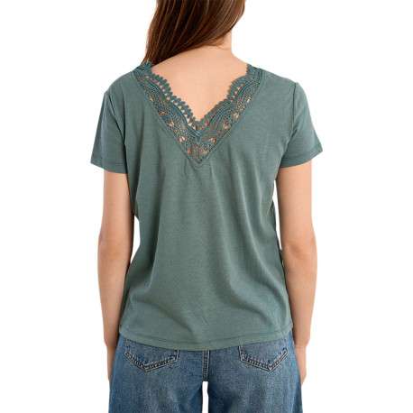 T-shirt vert uni pourvu d'un double décolleté en v avec des détails en dentelle - Image 2