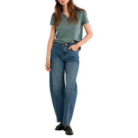 T-shirt vert uni pourvu d'un double décolleté en v avec des détails en dentelle - Image 3