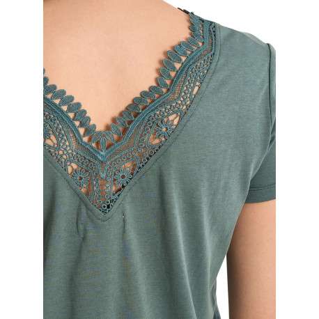 T-shirt vert uni pourvu d'un double décolleté en v avec des détails en dentelle - Image 5
