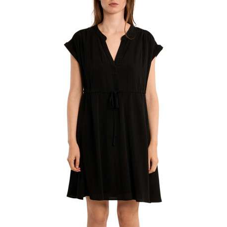 Robe courte noire unie pourvue d'un col tunisien et de manches courtes