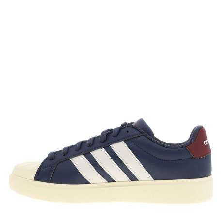Baskets bleues avec un talon plat pourvu de lacets et de bandes blanches