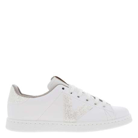 Tennis en cuir blanches avec un talon plat pourvu de lacets
