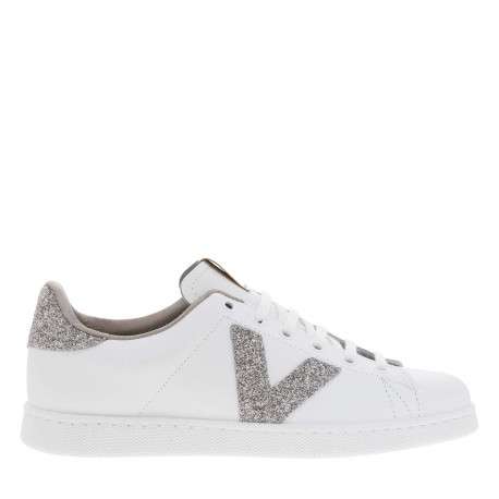 Tennis en cuir blanches avec un talon plat pourvu de lacets
