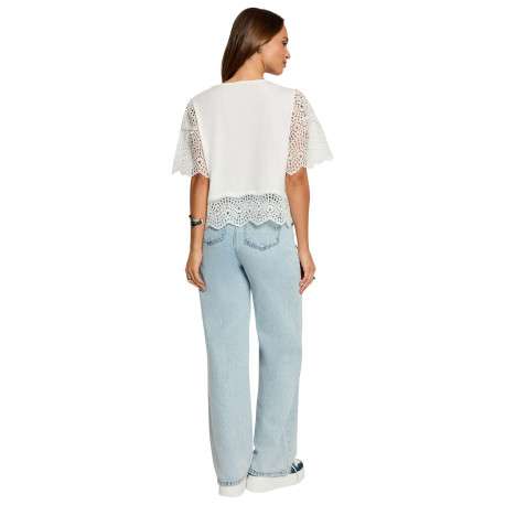 T-shirt blanc uni en dentelle avec une coupe droite et un col rond - Image 4