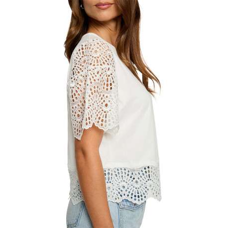T-shirt blanc uni en dentelle avec une coupe droite et un col rond - Image 6