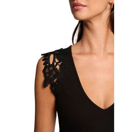 T-shirt noir uni avec une coupe ajustée et un décolleté en V - Image 6