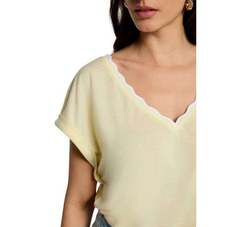 T-shirt jaune uni pourvu d'une coupe droite et des manches courtes - Image 6