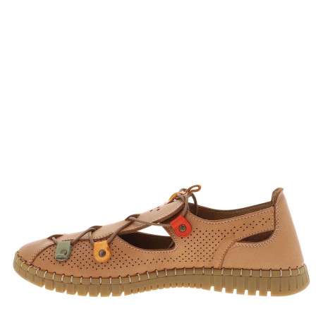 Tennis en cuir noisette avec un talon plat et des lacets ronds élastiqués