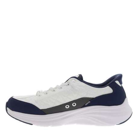 Baskets blanches avec un patch sur la languette et une fermeture slip-on