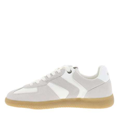 Tennis en cuir blanches avec un talon plat et pourvu de lacets