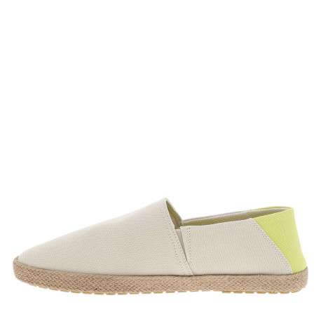 Espadrilles beiges avec un talon à talon plat et fermeture slip-on