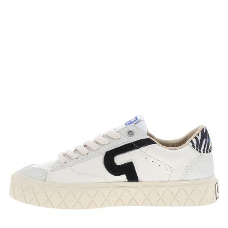 Tennis en cuir blanches à semelle plate avec une fermeture à lacets